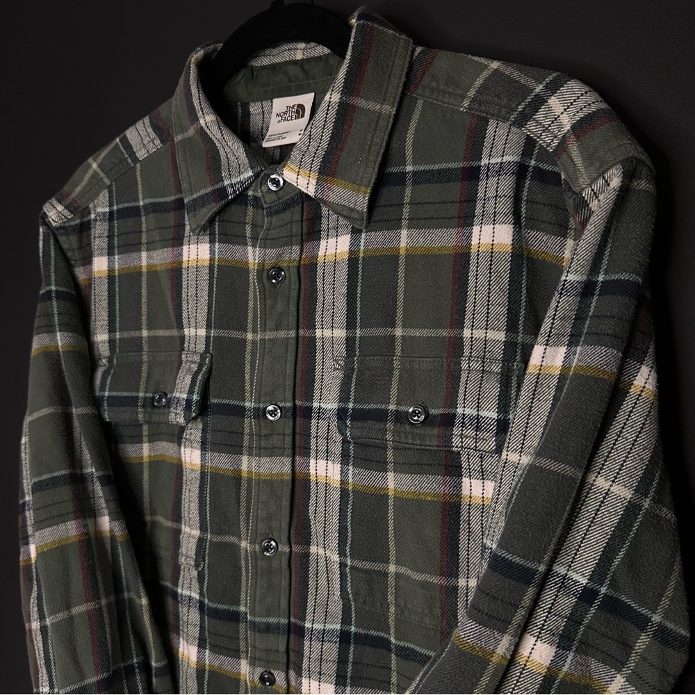 The North Face Green Plaid Heavyweight Flannel Buttonup Pocket Long Sleeve Shirt